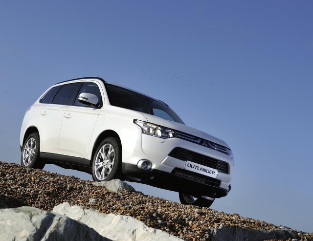 Mitsubishi Outlander 2013-1.jpg